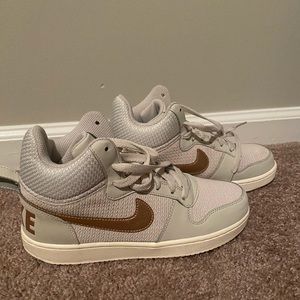 BRAND NEW WOMENS NIKE SNEAKERS 7